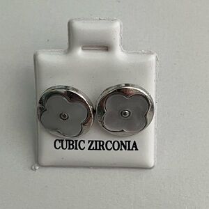 🌸Boutique Faux Mother of Pearl and SilverTone Flower Earrings